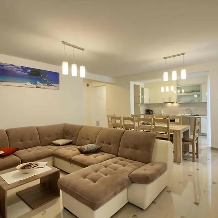 Mit Privatpool Fuer 20 Personen Ca 400 Qm In Banjole, Istrien Istrische Riviera Holiday home
