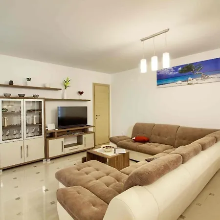 Holiday home Mit Privatpool Fuer 20 Personen Ca 400 Qm In Banjole, Istrien Istrische Riviera