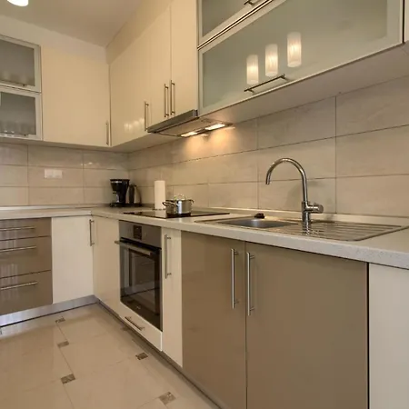 Holiday home Mit Privatpool Fuer 20 Personen Ca 400 Qm In Banjole, Istrien Istrische Riviera *