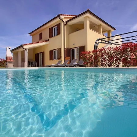 Holiday home Mit Privatpool Fuer 20 Personen Ca 400 Qm In Banjole, Istrien Istrische Riviera *